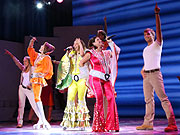 Von links: Betty Vermeulen (Tanja), Sabine Mayer (Donna), und Barbara Rauenegger (Rosie) als die 3 Dynamos bei der Premiere im Deutschen Theater von MAMMA MIA! Das Gute-Laune Musical mit den größten Hits von ABBA (©Foto: Martin Schmitz)